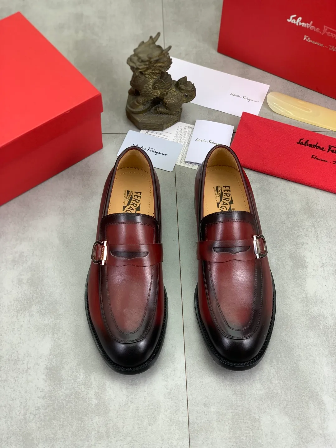 Men's Men's Shoes 💰P562💰[New Style] Water-dyed Niuli 🆘[Salvatore Ferragamo] Ferragamo's latest casual business leather shoes for men! Listed simultaneously! The fabric is made of specially imported original pebbled calfskin, and the lining is made of imported water-dyed cowhide. It is absolutely luxurious and leads the fashion trend. Matching code: 38-44 (45 and 46 can be customized) Black, brown and burgundy colors available